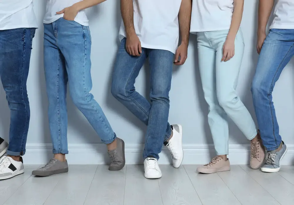What to Wear With Light Blue Jeans (7 Looks)
