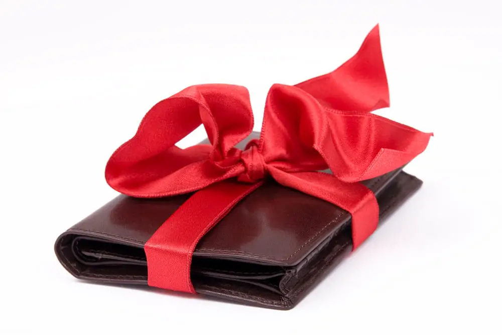 Giving a Wallet As a Gift [The Ultimate Guide]